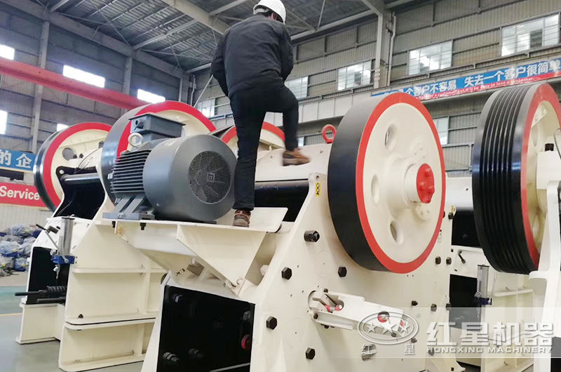 用戶(hù)來(lái)廠考察大產(chǎn)量顎式石頭破碎機(jī)