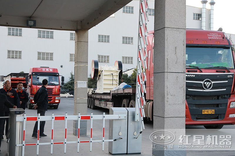 時產(chǎn)30-300噸的石料、石塊碎石機一套多少錢？