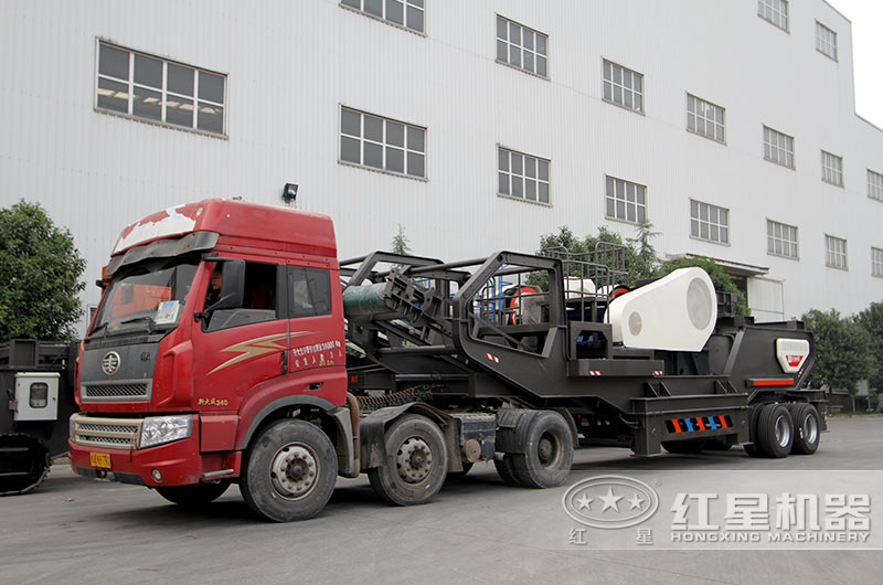 紅星車載移動式破碎機準(zhǔn)備發(fā)貨
